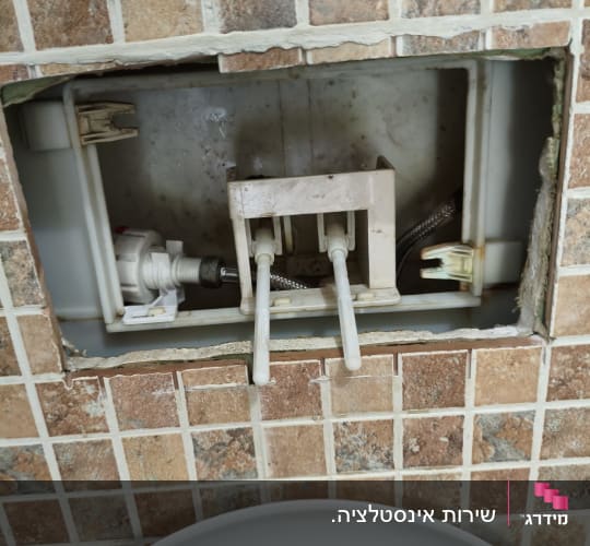 צנרת ותשתית אינסטלציה בקיר אריחים